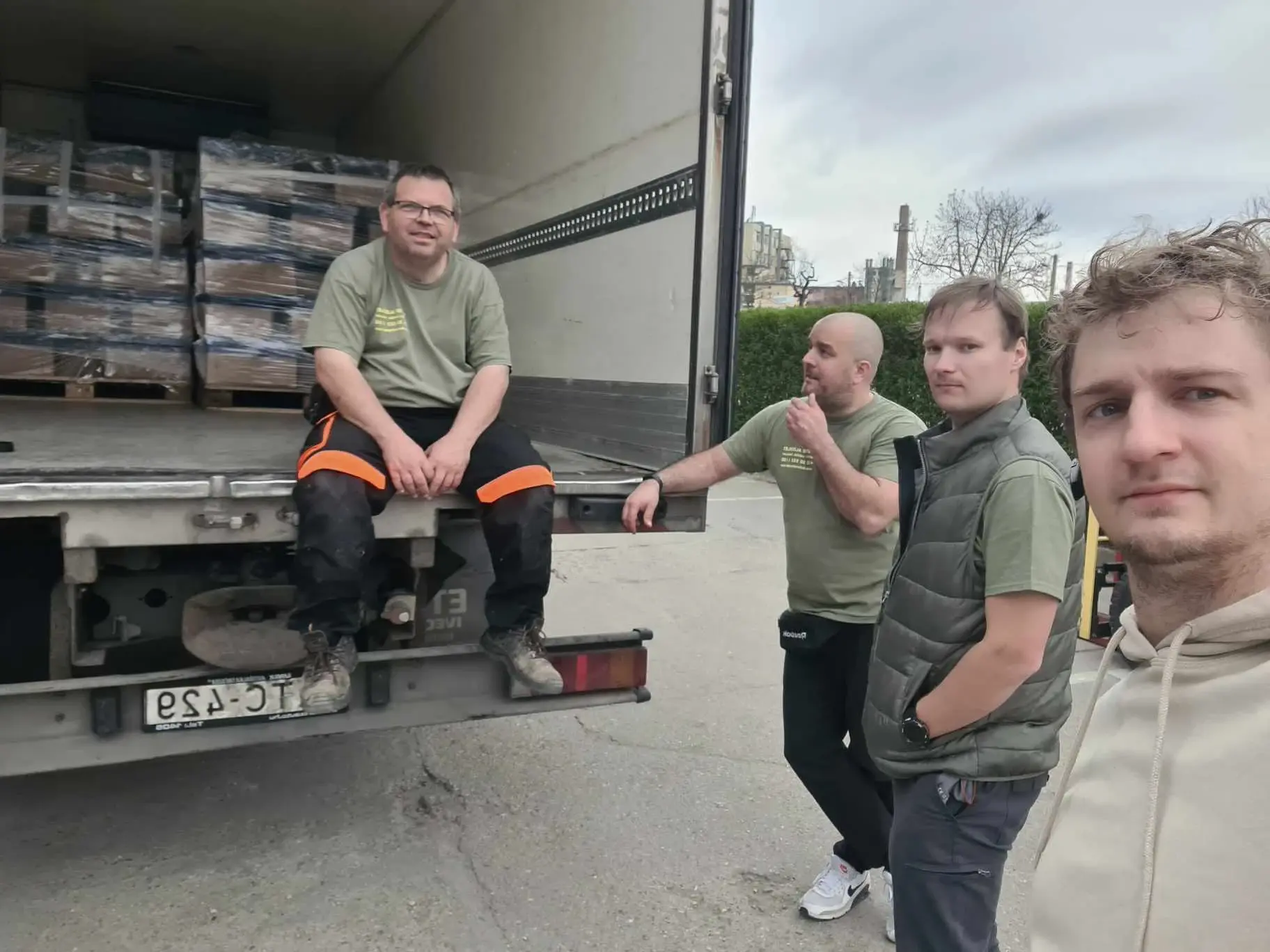 A Bútor Albérlet csapata egy költöztető autó mellett